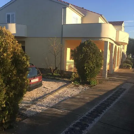 Frane 6+2 Brodarica (Sibenik-Knin)