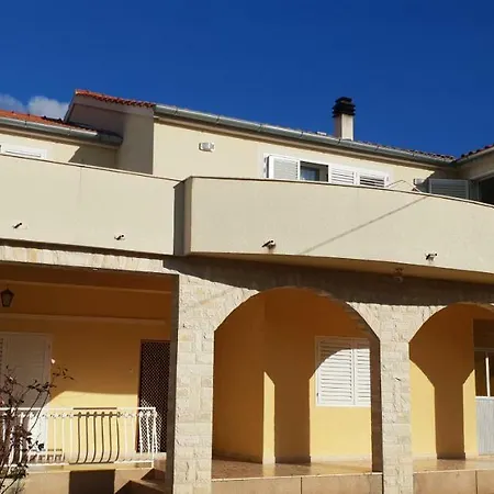 Frane 6+2 Brodarica (Sibenik-Knin)