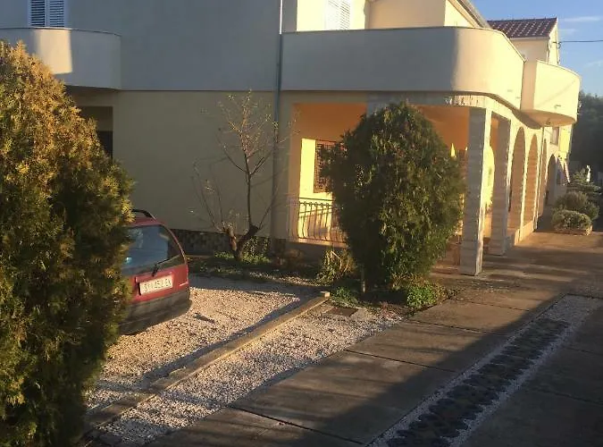 Frane 6+2 Brodarica (Sibenik-Knin)