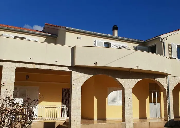 Frane 6+2 Brodarica (Sibenik-Knin)